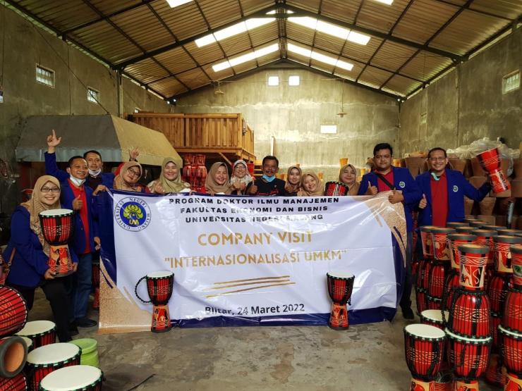 Dukung UMKM Go Internasional, Mahasiswa S3 PDIM Universitas Negeri Malang (UM) Kunjungi UMKM Kendang Jimbe Blitar
